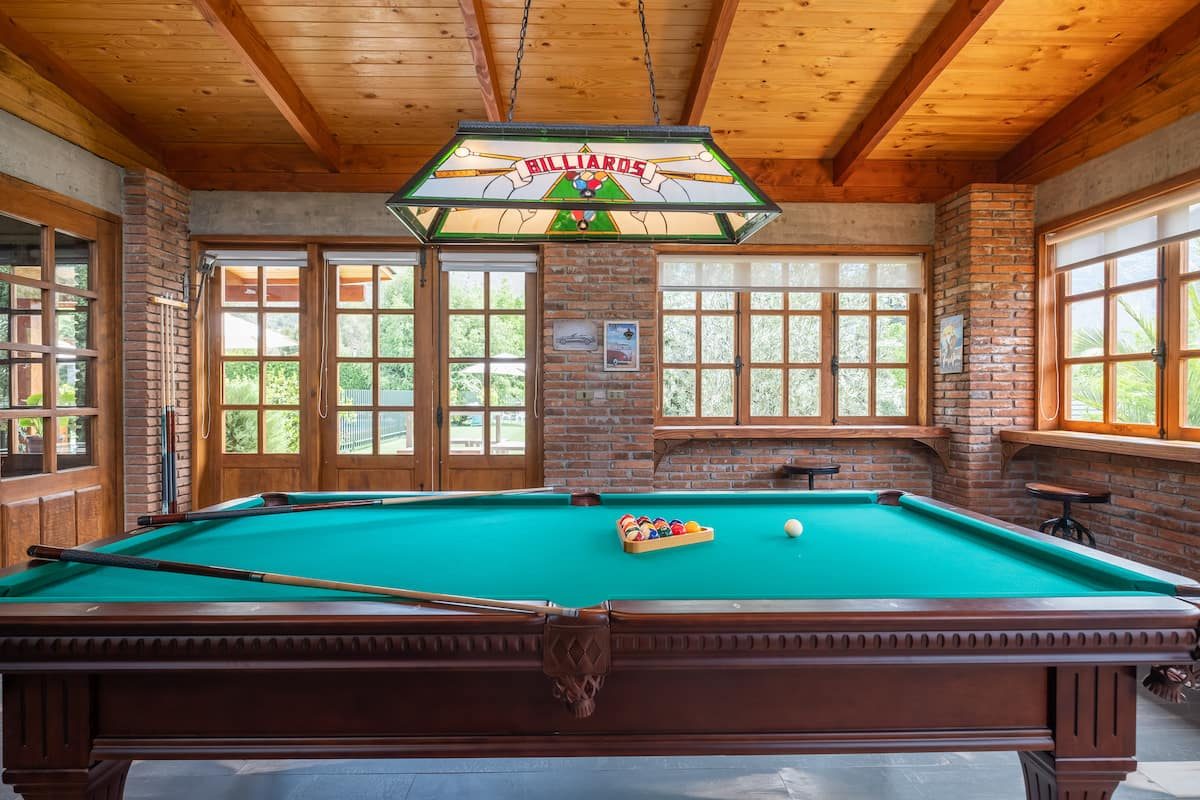 Salón de pool con mesa profesional