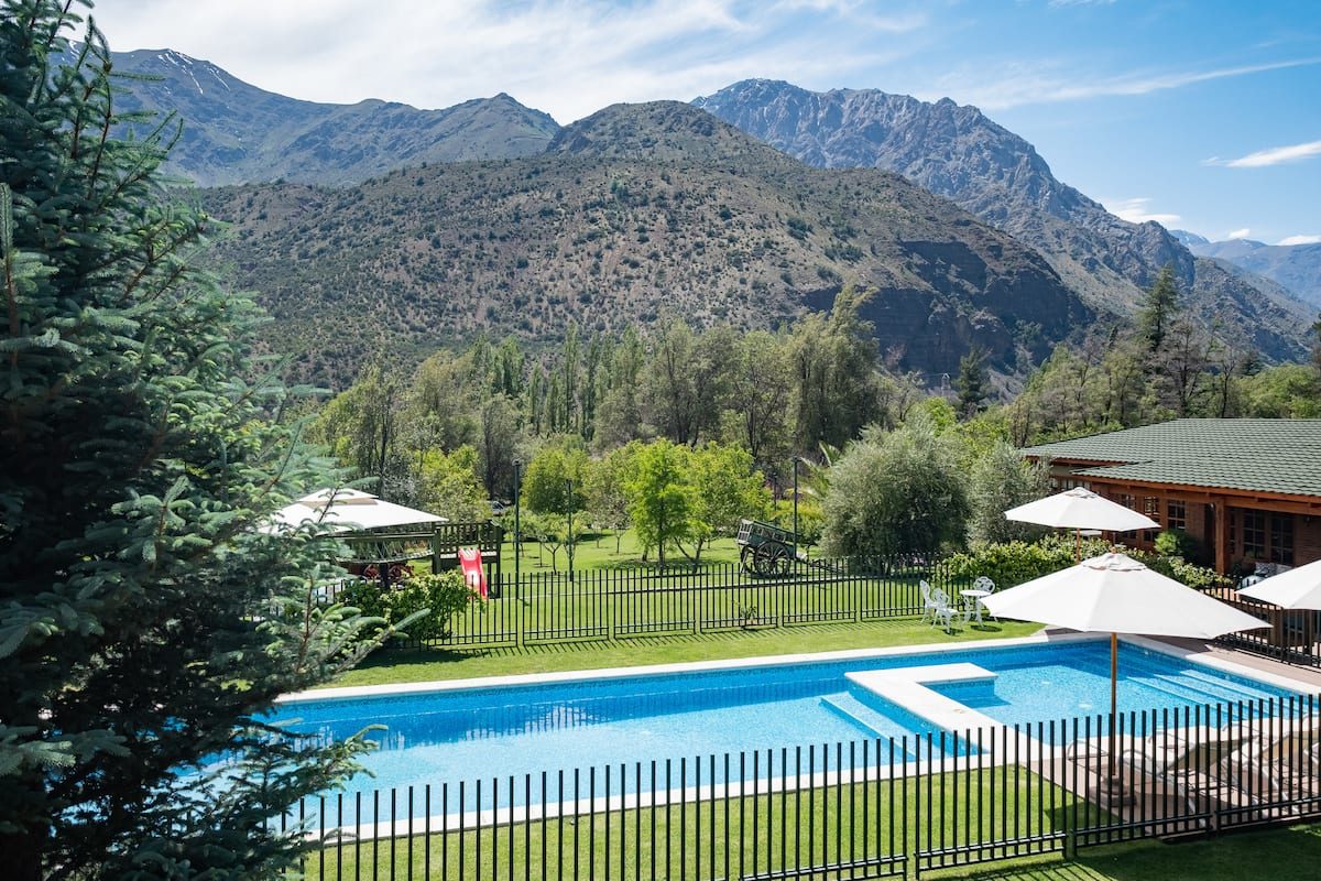 Vista aérea de la piscina y el quincho